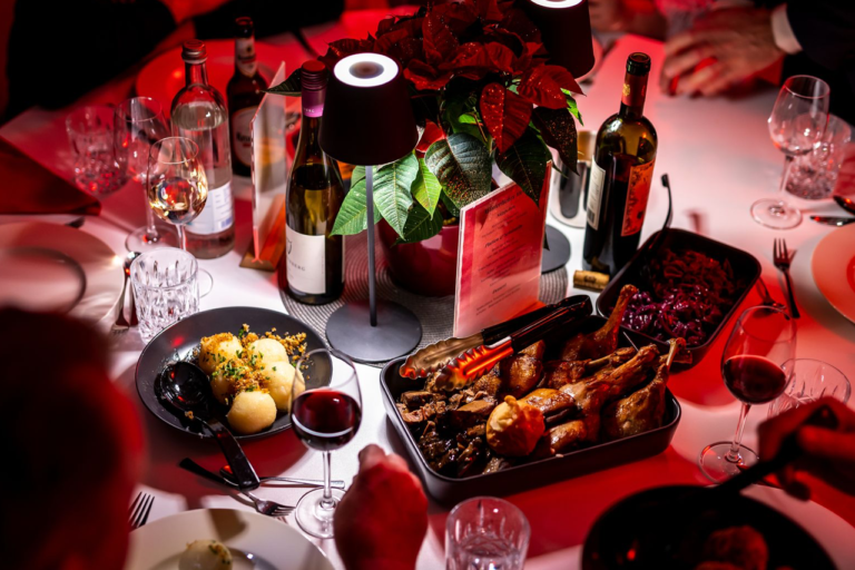 Rockige Weihnachten und festliche Dinner Shows: Leipzigs Top-Weihnachtsfeiern von shows-und-tickets.de
