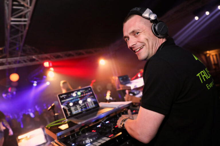 Modernste Technik für Ihre Hochzeit: Die Licht- und Tonanlagen von Hochzeits-DJ Tirol