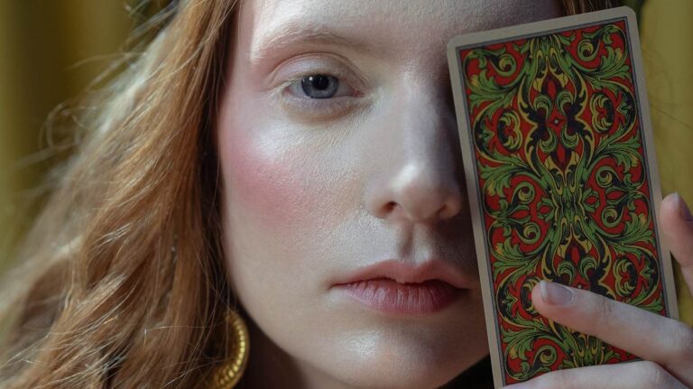 Kartenlegen als Wegweiser: So hilft Tarotstar bei der Persönlichkeitsentwicklung